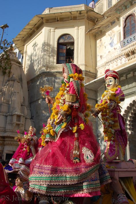 Gangaur Festival Udaipur, Rajasthan, India. Rajasthani Puppets, Gangaur Festival, Easy Indian Appetizers, India Travel Photography, Teej Festival, Rajasthani Culture, Watercolor Indian, Culture Of India, Rajasthani Bride