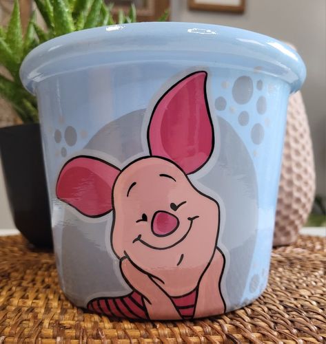 Disney Clay Pot, Flowers Pots Ideas, Plant Pot Painting, Plant Pots Crafts, Cute Garden Ideas, Baby Shower Gifts For Guests, Painting Pots, Diy Pottery Painting, Plant Pot Diy