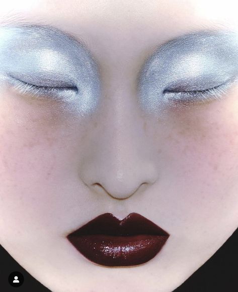 Editorial Runway Makeup, Silver Makeup Aesthetic, White Editorial Makeup, Metallic Makeup Looks, Futuristic Makeup Looks, Moon Editorial, White Eyeshadow Looks, Haute Couture Makeup, Editorial Makeup Photography