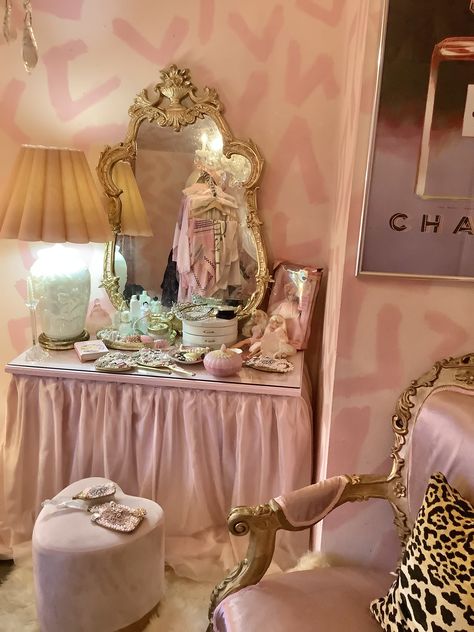 Beauty Room Vintage, Girly Glam Room, Hollywood Glam Room Decor, Old Hollywood Glamour Room, Pink Hollywood Aesthetic, Hollywood Regency Vanity, Antique Closet, Pink French Bedroom, Vintage Glam Room