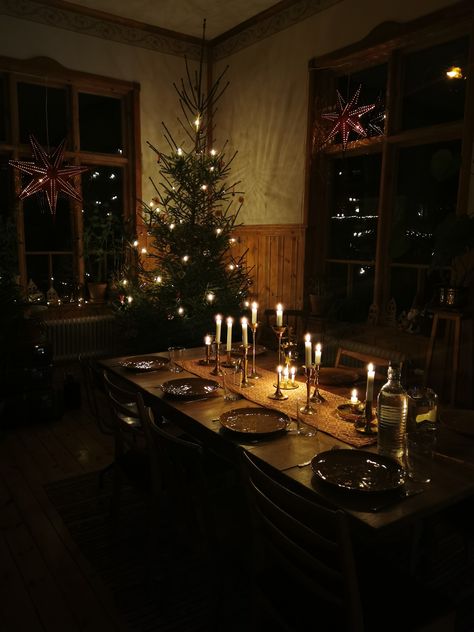 Moody Dickens Christmas, Dark Holiday Aesthetic, Pagan Christmas Aesthetic, Christmas Tree Dining Room, Classic Christmas Aesthetic, Dark Christmas Aesthetic, Dark Yule, Yule Aesthetic, Dark Academia Christmas