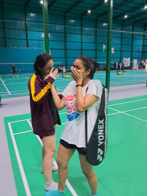 Badminton With Friends, Akash Institute, Outfit Badminton, Badminton Outfit Women, Badminton Outfit, Playing Badminton, Korea Wallpaper, Friend Photography, Best Friend Photography