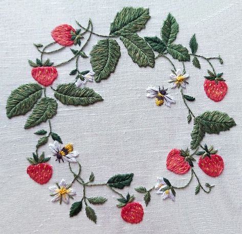 Embroidery Designs Strawberry, Simple Strawberry Embroidery, Strawberry Vine Embroidery, Strawberry Embroidery Pattern Free, Strawberry Embroidery Design, Embroidery Berries, Raspberry Embroidery, Embrodiary Design, Strawberry Embroidery Pattern