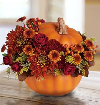 gorgeous pumpkin floral arrangement! Love fall colors :) Halloween Flower Arrangements, Pumpkin Floral Arrangements, Hantverk Diy, Deco Champetre, Fall Flower Arrangements, Halloween Flowers, Pumpkin Flower, Fall Arrangements, Fall Deco