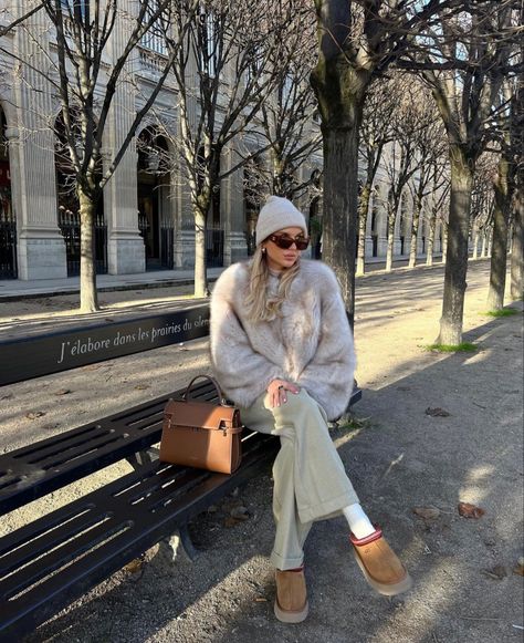 Fluffy Coat Outfit, White Fluffy Coat, Style Uggs, How To Style Uggs, Grey Coat Outfit, White Fur Jacket, Uggs Outfits, Fur Outfit, Slippers Outfit