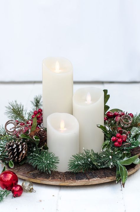 Create a beautiful Christmas vignette in less than 5 minutes with a charger plate, candles, and garland.  |  www.andersonandgrant.com Christmas Vignette, Christmas Centers, Christmas Vignettes, Christmas Candle Decorations, Christmas Table Centerpieces, Christmas Floral Arrangements, Christmas Centerpieces Diy, Christmas Tabletop, Charger Plate