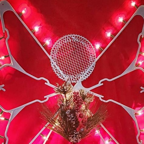 Loving this indoor/outdoor hanger angel decoration! It's all Dollar Tree and stands about 3.5 feet tall for less than $8! The tutorial is… Angel Hanger Craft, Hanger Angel Diy, Hanger Angel, Angel Door, Diy Christmas Star, Diy Angels, Hanger Crafts, Angel Decor, Plastic Hangers