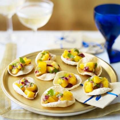 These Indian style poppadom scoops are a great way to get your dinner party started! Best Canapes, Canapes Recipes, Indian Appetizers, Indian Dinner, Easy Party Food, Birthday Party Food, Indian Snacks, Christmas Party Food, Mahi Mahi