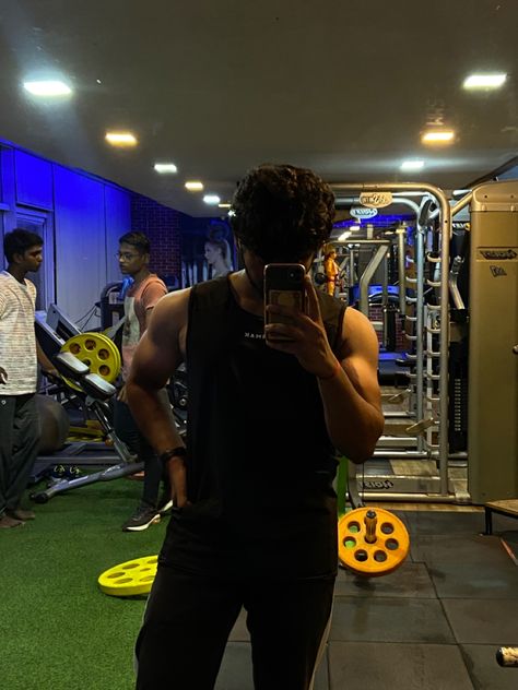 Indian Gym Boy, Gym Mirror Selfie Men, Gym Mirror Selfie, Captions For Guys, Gym Motivation Wallpaper, Free Android Wallpaper, Calming Pictures, Gym Photography, Gym Mirrors