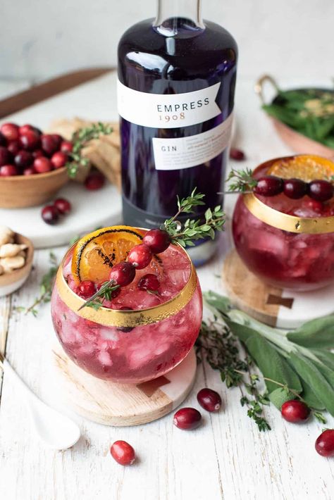 Celebrate the holidays in style with this Festive Empress Fizz! This dreamy cocktail features fresh cranberries, ginger beer & Empress Gin. #empressgin #empressgincocktail #holidaydrink #holidaycocktail #gingerbeercocktail #holidaycocktailrecipe Empress Gin, Empress 1908 Gin, Easy Gin Cocktails, Ginger Beer Cocktail, Gin Fizz Cocktail, Christmas Gin, Gin Cocktail Recipes, Cocktail Ideas, Gin Drinks