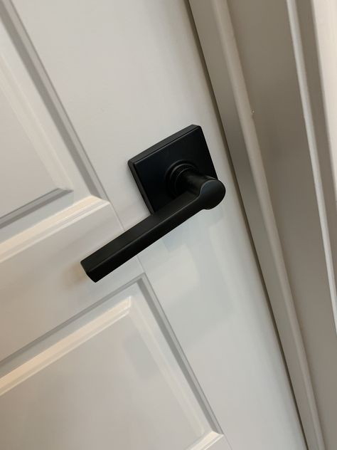 Black Doorknobs In House, Interior Door Handles Ideas, Black Door Knobs On White Doors, Cabnit Doors, Interior Doorknob, Door Handle Ideas, Bedroom Door Knob, Farmhouse Door Knobs, Modern Farmhouse Interior Doors