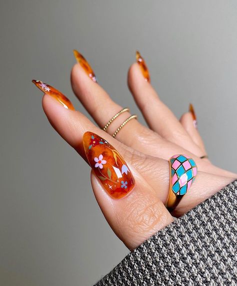 Retro Gel Nails, Art Nouveau Nails, Retro Nail Art Vintage, Weird Nail Ideas, Weird Nail Designs, 90s Nail Art, Nashville Nails, 2025 Nails, Retro Nails