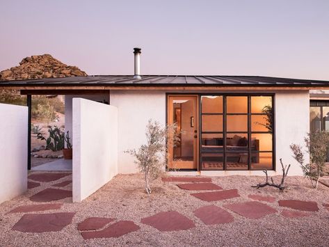 This Home in California’s High Desert Is How DIY Should Be Done Desert Kitchen Design, Modern Desert Home, Joshua Tree House, 29 Palms, Twentynine Palms, Arizona House, England Homes, Modern Desert, Desert Living