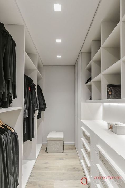 Well planned walk-in closet// A Walk In Closet, Small Walk In Closet, Dressing Room Closet, Walking Closet, Walk In Closet Design, Closet Layout, Apartment Bedroom Decor, Closet Decor, Dream Closets