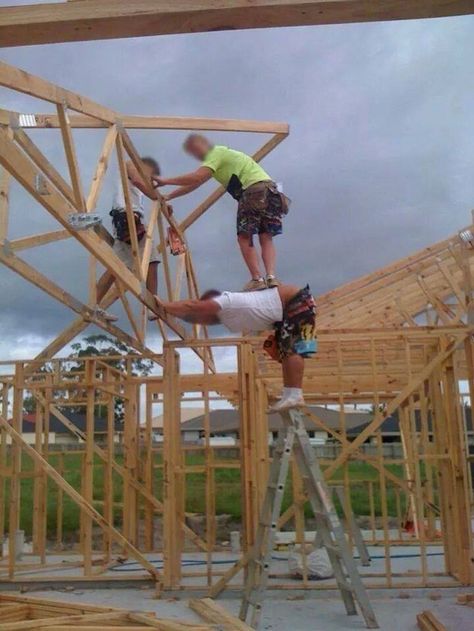 These out of circus acrobats. | 17 People Who Should Never Be Allowed To Work In Construction Again Construction Humor, Abgedrehter Humor, Safety Fail, Darwin Awards, Whatsapp Tricks, Construction Fails, Construction Safety, Leyte, Morning Humor