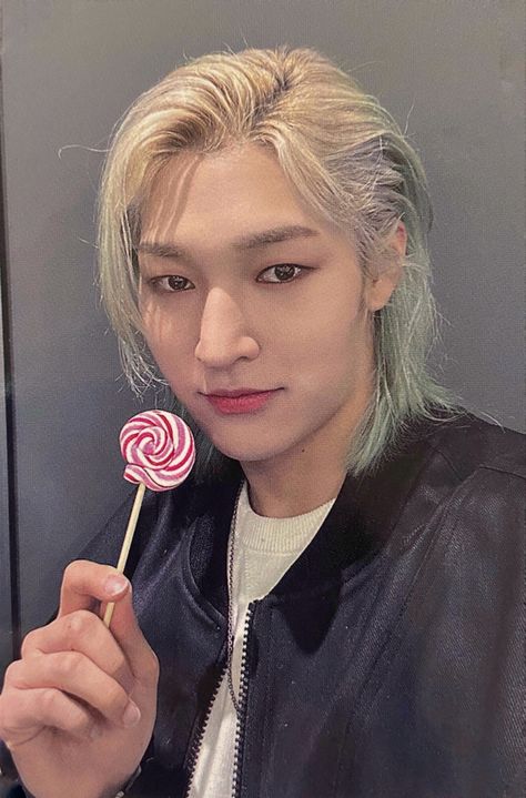 junji holding lollipop candy, pink red, junji selfie, kpop Holding Lolipop Poses, Lollipop Pose Reference, Holding Lollipop Reference, Holding Lollipop, Holding A Lollipop, Onlyoneof Junji, Boy Icon, Lollipop Candy, Human Hand