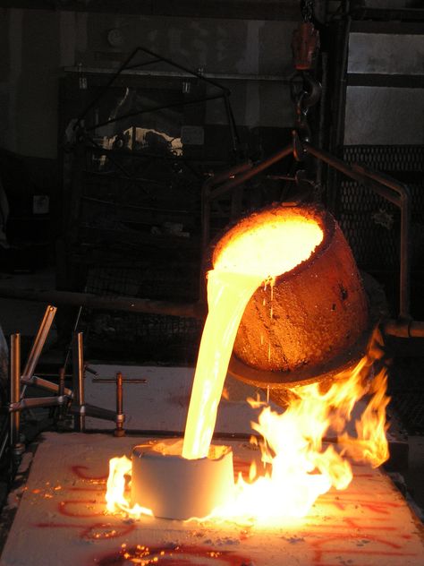 Iron And Steel Industry, Melting Metal, Sand Casting, Forged Iron, Metal Fabrication, Original Wallpaper, Metal Casting, On Fire, Edison Light Bulbs