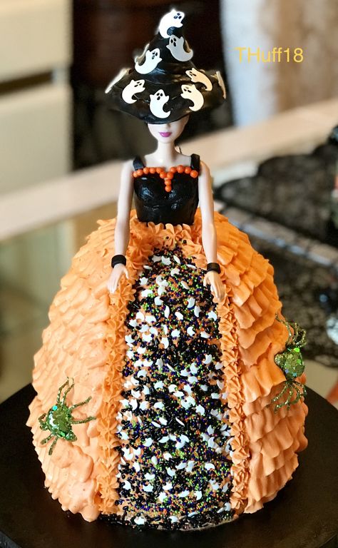 Barbie Witch Halloween Cake Barbie Halloween Cake, Witch Cake, Halloween Pin Up, Halloween Birthday Cakes, Halloween Cake Decorating, Barbie Halloween, Barbie Doll Cakes, 50th Cake, Halloween Cookies Decorated