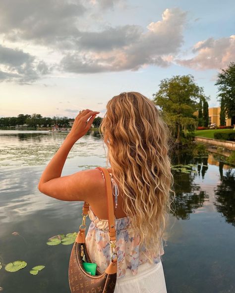 Greta Wilson Hair, Sza Hair Blonde, Blonde Hair Summer Aesthetic, Curly Blonde Hair Aesthetic, Curly Hair Summer Aesthetic, Long Curly Blonde Hair Aesthetic, Greta Wilson, Food Ice Cream, Natural Hair Pictures