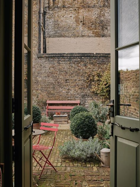 An atmospheric 18th-century workers' cottage in historic Greenwich | House & Garden Terrace Design Ideas, Decking Patio, Workers Cottage, Breakfast Room Green, Wooden Decking, Greenwich House, Patio Decking, Narrow Staircase, Clematis Montana