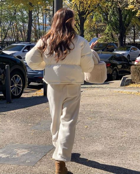 Fall outfit #fall #falloutfit #fashion #outfit #ootd #fallootd #parisian #whitepuffer #whiteoutfit #uggs #uggboots #sweatpants #whiteootd https://www.instagram.com/p/Ckp2jgDO_6m/?igshid=MzRlODBiNWFlZA== Sweatpants Outfit Winter, White Puffer Jacket Outfit, White Sweatpants Outfit, Sweatpants Outfits Winter, White Puffer Jacket, Puffer Jacket Outfit, White Sweatpants, White Puffer, Winter Puffer Jackets