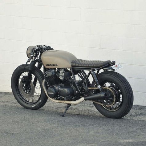 Photo #caferacer #motorcycles #motorcycle #biker #motorcyclelife #caferacers #custombike Cb 450 Cafe Racer, Cb350 Cafe Racer, Honda Cafe Racer, Cb 750 Cafe Racer, Cb Cafe Racer, Cb750 Cafe, Brat Motorcycle, Cb750 Cafe Racer, Brat Bike