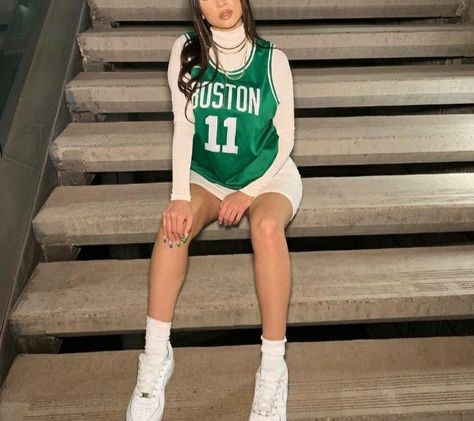 basketball game outfit sporty Celtics Game Outfit Women, Nba Jersey Outfit, Basketball Game Outfit Women, Sporty Casual Outfits, Basketball Jersey Outfit, Basketball Game Outfit, Nba Outfit, Game Outfit, Basketball Clothes