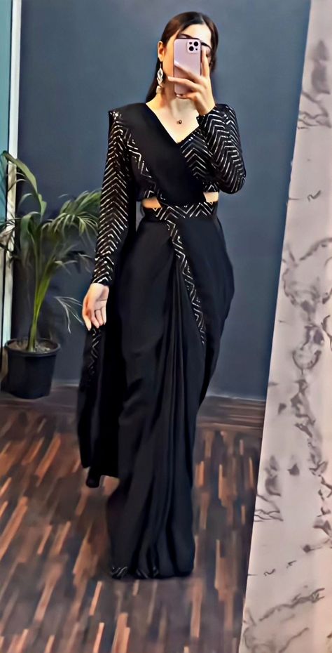 Dilli Wali Girlfriend Outfit, Farewell Sarees School Black, Black Sari For Farewell, Black Saari Designs Latest, Latest Saree Designs Party Wear Wedding, Saree Trends Party Wear, Black Sarees For Farewell, Black Saree Look Modern, Black Saree For Farewell School