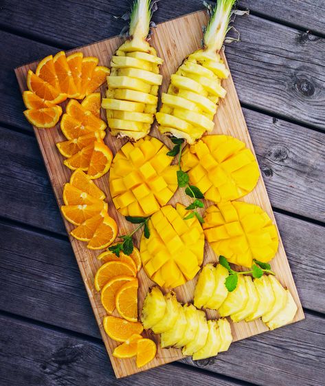 Yellow Food Platter, Yellow Fruit Platter, Sun Fruit Platter, Mango Platter, Yellow Charcuterie Board, Small Fruit Platter, Yellow Party Foods, Fruit Presentation, Persimmon Fruit