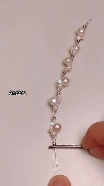 Anabia craft official on Instagram: "DIY pearl bracelet 🥰 tutorial for everyone 😍  #beadtutorial #beadedbracelet #seedbead  #seedbeadbracelet  #handmadejewelry #beads #beadsjewelry #beadsbracelet" Diy Pearl Bracelet, Pearl Bracelet Tutorial, Wire Bracelet Tutorial, Swift Friendship Bracelets, Taylor Swift Friendship Bracelets, Diy Beaded Rings, Friendship Bracelets Patterns, Pretty Jewelry Necklaces, Diy Friendship Bracelets