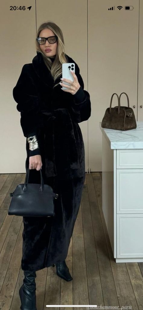 Mink Coats Outfit, Billionaire Style, Corporate Baddie Outfits, Cozy Inspiration, Rosie Huntington Whiteley Style, Luxury Street Style, Rosie Hw, Custom Outfits, Corporate Baddie