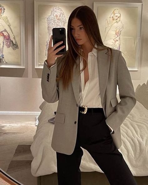 Grey Blazer Outfit Work, Grey Blazer Outfit Women, Women Work Attire, Blazer Outfit Women, Bussines Casual Woman, Grey Blazer Outfit, White Tshirt Outfit, Work Attire Women, Elegant Classy Outfits