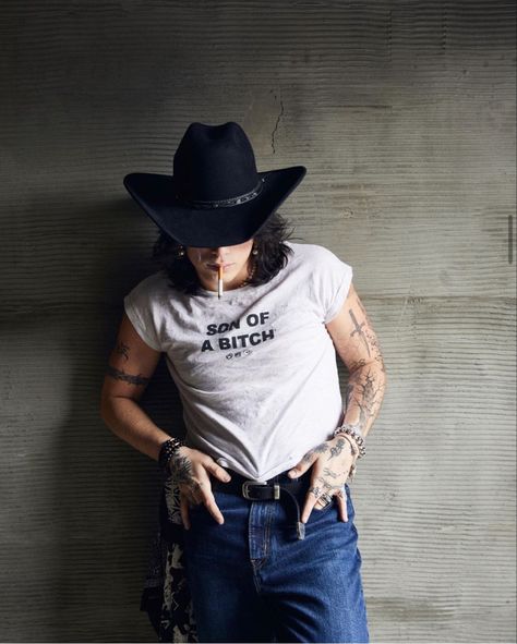 Queer Cowboy Aesthetic, Country Outfits Men, Goth Cowboy, Modern Cowboy, Cowboy Aesthetic, Urban Cowboy, Cowboy Outfits, Rock Outfits, Estilo Punk