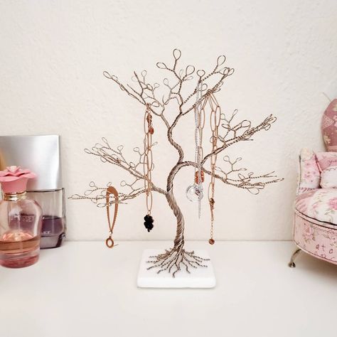 Tree Jewelry Holder, Jewelry Tree Stand, Bracelet Stand, Life Jewelry, Tree Jewelry, Necklace Storage, Stand Ideas, Bracelets Charms, Jewelry Displays