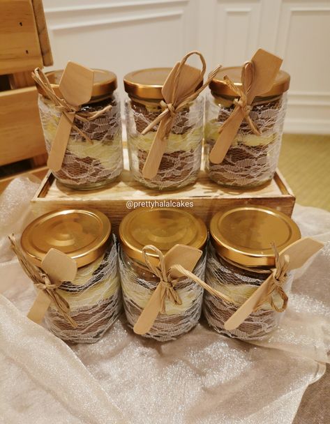 Cake in a jar. Biscuits Ideas, Jar Cakes, Cake Jars, Jars Ideas, Cheesecake In A Jar, Business 101, Cake In A Jar, Dessert In A Jar, Baking Business