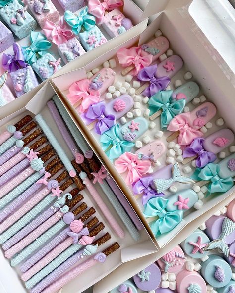 📸 xosimplysweeet [IG] Mermaid Birthday Treats Dessert Tables, Mermaid Sweets Table, Mermaid Treat Ideas, Mermaid Chocolate Covered Pretzels, Under The Sea Treats Dessert Tables, Mermaid Birthday Party Treats, Mermaid Theme Desserts, Mermaid Treat Table, Princess Treats For Birthday