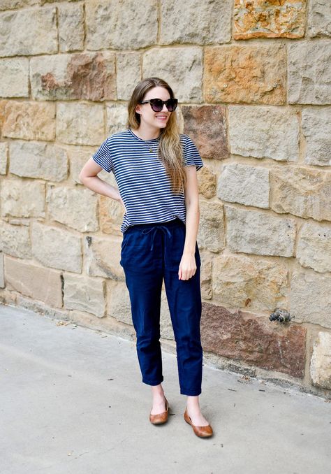 Navy striped tee, navy pants, brown flats summer work outfit Linen Pants Outfit Ideas, Work Pants For Women, Work Conference, Navy Linen Pants, Linen Pants Outfit, Style Wide Leg Pants, Workwear Brands, Pants Linen, Petite Style