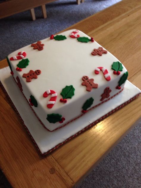 Christmas cake Square Christmas Cake, Cake Decorating Ideas Christmas, Christmas Cakes Ideas, Simple Christmas Cake, Christmas Cake Decorating Ideas, Christmas Cake Ideas, Christmas Cake Decorating, Torte Creative, Wreath Cake