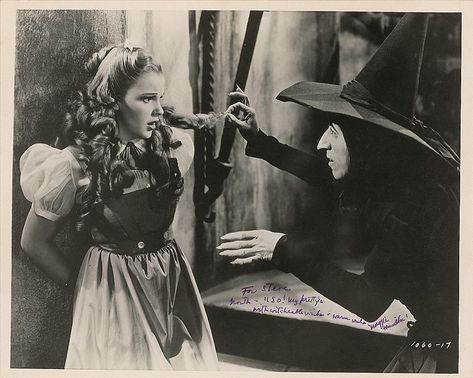 Judy Garland & Margaret Hamilton Dark Cinematography, Wizard Of Oz Pictures, Margaret Hamilton, Dorothy Wizard Of Oz, Wizard Of Oz 1939, Oz Movie, Dorothy Gale, Wicked Witch Of The West, The Wonderful Wizard Of Oz