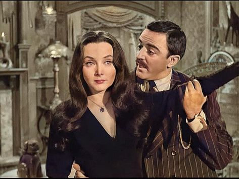 Morticia Addams Hair, Morticia Addams Carolyn Jones, Morticia Aesthetic, Morticia Addams Aesthetic, The Addams Family 1964, Morticia Addams Costume, Morticia And Gomez, Addams Family Tv Show, Morticia And Gomez Addams