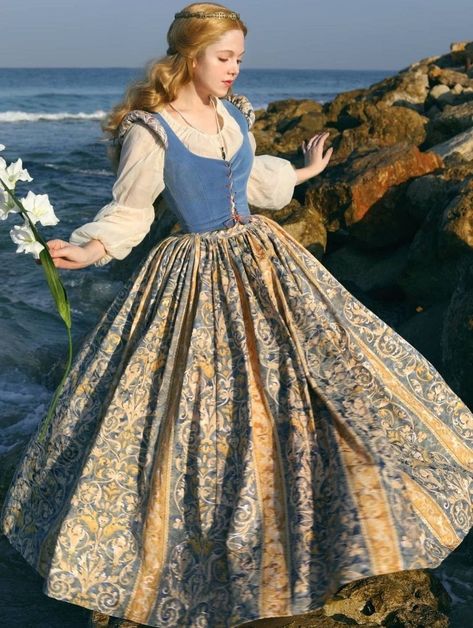 Tudor Period, Ren Faire Outfits, Old Dress, Fair Outfits, Fest Outfits, Old Fashion Dresses, Dress Idea, When I Go, Fantasy Dresses