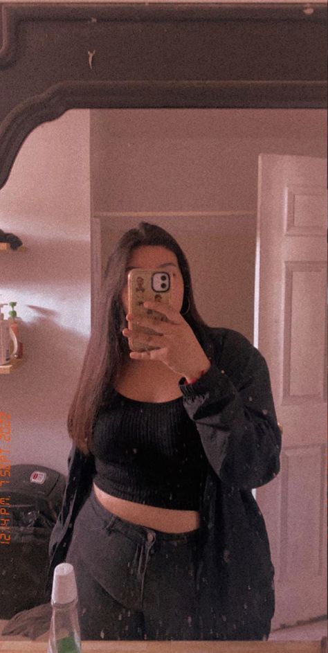 Chubby Girl Mirror, Mirror Selfie Poses Chubby, Plus Size Mirror Selfie Poses, Ideas For Pfp, Body Positive Photography, Dirty Mirror, Camera Ideas, Selfie Camera, Girls Mirror