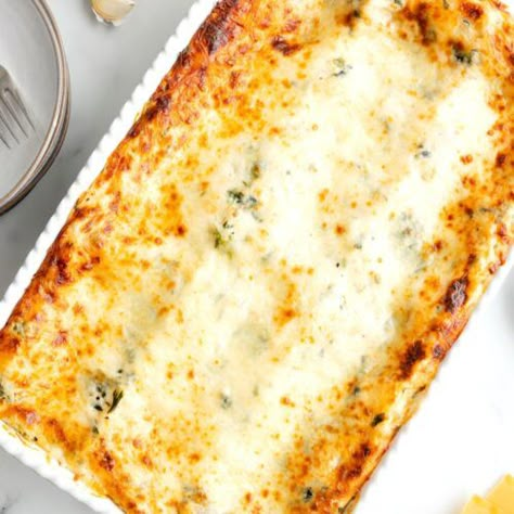 This White Lasagna Recipe is the creamiest, cheesiest, and most delicious white lasagna made with spinach, chicken, 3 kinds of cheese, and a homemade white sauce. The best comfort food that your family will love! White Lasagna Recipe, Lasagna With White Sauce, Homemade White Sauce, White Lasagna, Spinach Chicken, Lasagna Recipes, Chicken Lasagna, Kinds Of Cheese, Lunch Dinner Recipes