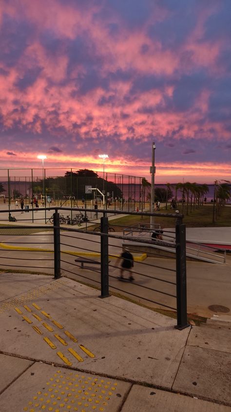 Fim de tarde em Porto Alegre, na maior pista de skate da América latina Bibs, Beautiful Places, Vision Board, Collage, Pins