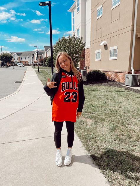 Bball Jersey Outfit, Outfits With Jerseys Basketball, Outfits With A Jersey, Oversize Jersey Outfit, Baseball Game Outfit Leggings, Jersey Outfit Leggings, Hoodie With Jersey Outfit, Hoodie Jersey Outfit, How To Style Basketball Jerseys