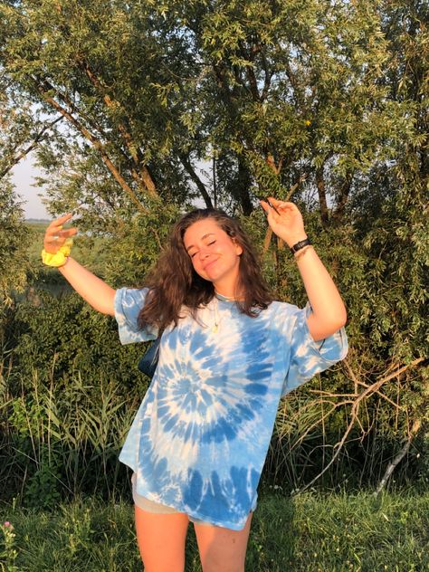 Preppy Tie Dye Shirt, Tie Dye T Shirt Outfit, Tie Dye Shirt Outfit Aesthetic, Aesthetic Tie Dye Shirt, Tye Dye Outfits Summer, Tie Dye Clothes Aesthetic, Tie Dye Ideas Aesthetic, Trendy Tie Dye, Tie Dye Shirts Color Ideas