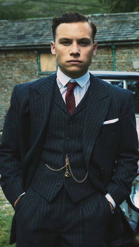 Peaky Blinders Michael Gray, Peaky Blinders Michael, Peaky Blinders Actors, Gangster Suit, Peaky Blinders Costume, Look Gatsby, Gangster Party, Michael Gray, Allure Men