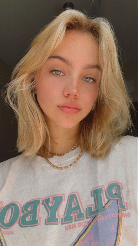 Aesthetic Short Blonde Hair, Indie Haircuts, Short Blonde Hair With Curtain Bangs, Cowlick Hairstyles, 2023 Haircuts, Short Hair Cuts For Teens, Lesbian Haircut, Shoulder Length Blonde, Emma Brooks