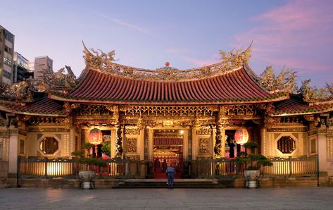 Taipei, Taiwan. Longshan temple. Built in 1738 by settlers from Fujian. Chinese Places, Place Of Worship, Interesting Articles, Taipei, Asia Travel, Fun Things, To Miss, Travel Dreams, Amazing Stories