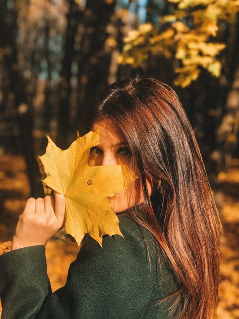 Autumn Leaves Photoshoot, Autumn Photography Portrait, Female Portrait Poses, Fall Shoot, Autumn Instagram, Fall Portraits, Become A Photographer, Shotting Photo, Self Portrait Poses